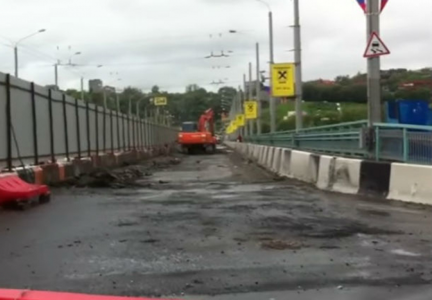 Измученные «адскими» пробками ростовчане сняли на видео медленный ремонт моста Стачки