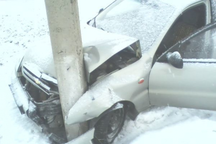 В хуторе Верхнедонском водитель влетел в столб и погиб на месте ДТП