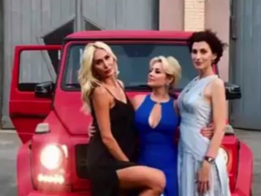 Опасные «выкрутасы» блондинки в красном Gelandewagen на полном ходу по Ростову попали на видео