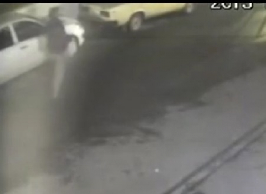 В Ростове за ночь мужчина слил бензин с двух авто