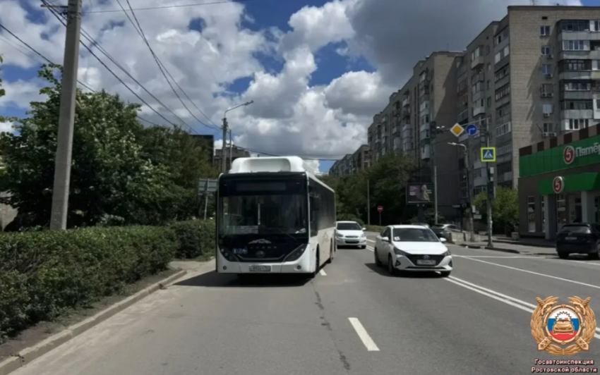 Женщина попала под автобус с пассажирами на пешеходном переходе в центре Ростова