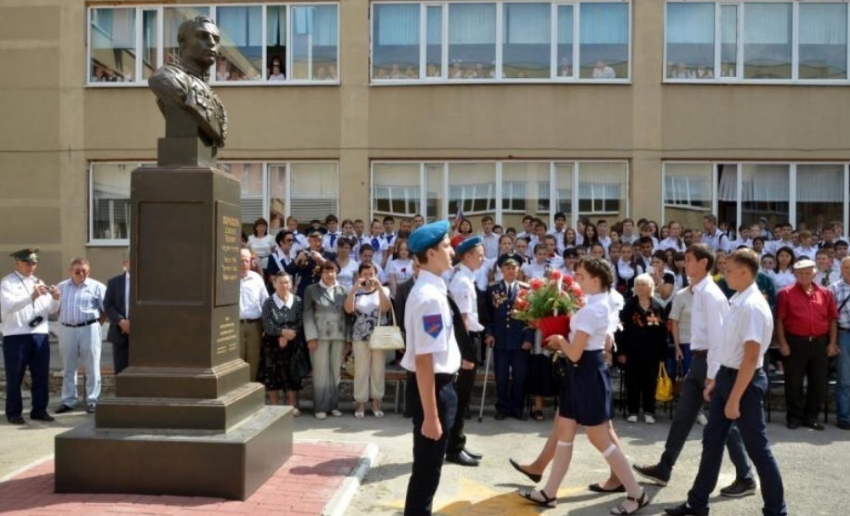 В Ростове открыли памятник Герою Советского Союза Александру Покрышкину