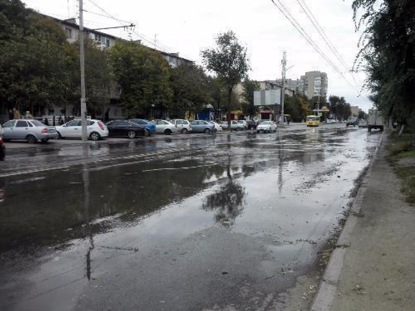 В Ростове из-за прорыва трубы затопило улицу Волкова
