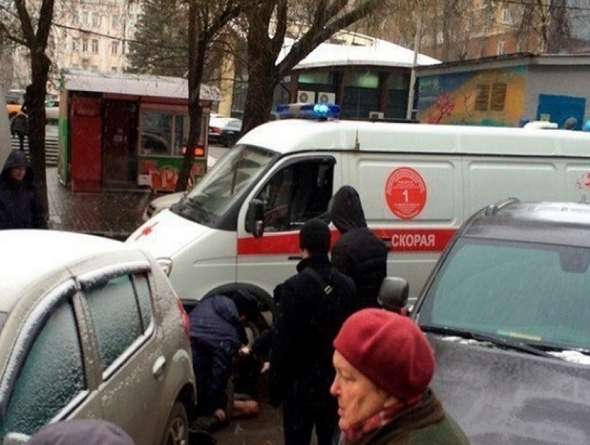 Окровавленный буйный мужчина из полицейского авто испугал ростовчан