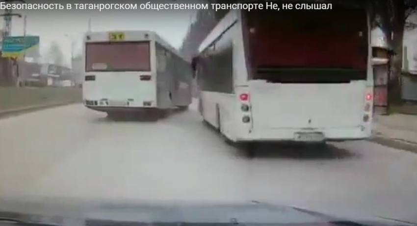 В Таганроге водители городского автобуса и маршрутки устроили гонки в погоне за клиентами 