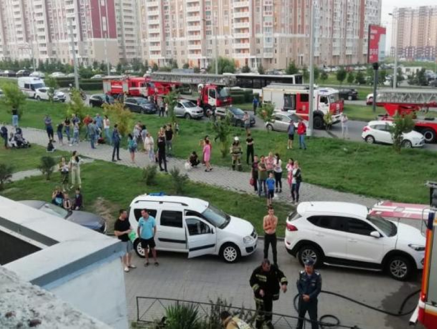 В Ростове из-за пожара эвакуировали жителей многоэтажки