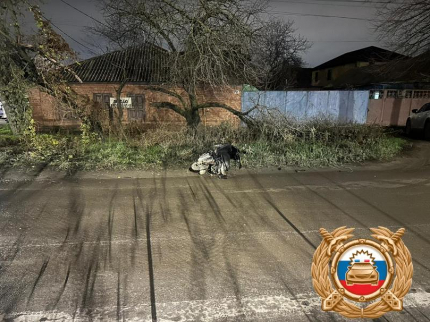 Школьник на мопеде разбился о машину в Батайске 