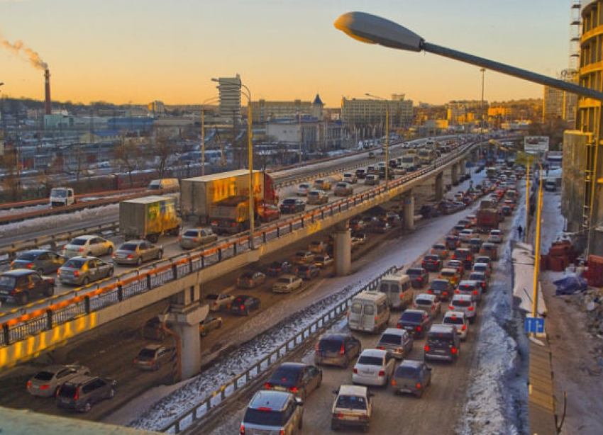 Утренние пробки парализовали движение транспорта в Ростове