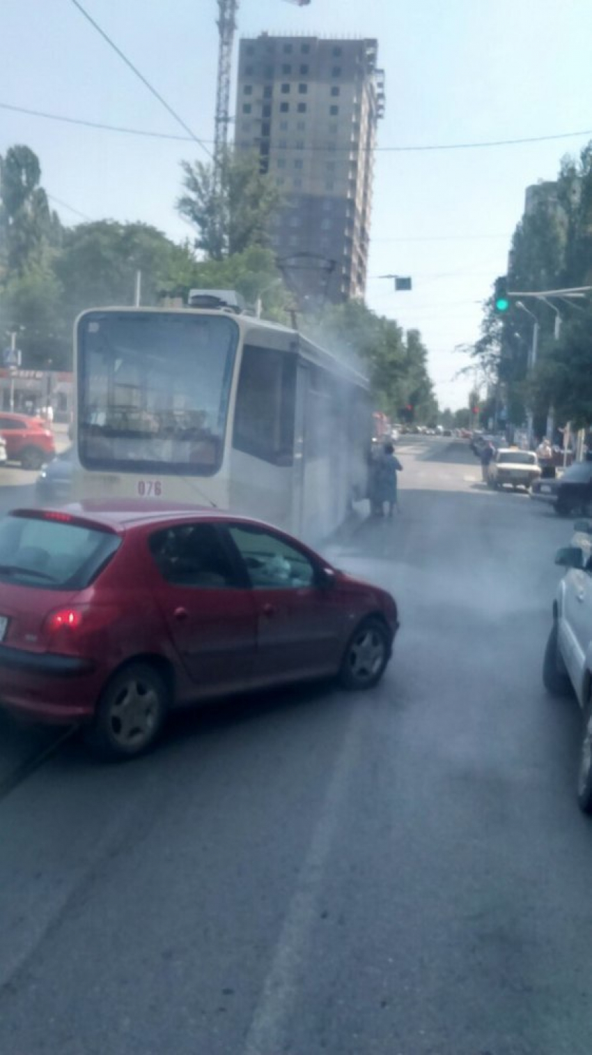 Трамвай во время движения загорелся на улице Горького в Ростове