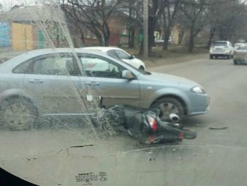 Мотоциклист разбился об иномарку, внезапно вывернувшую на дорогу, в Ростове