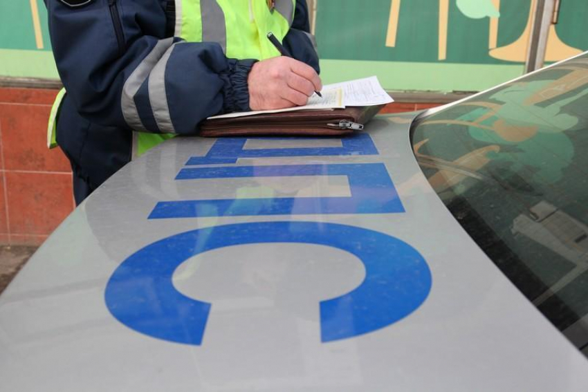 На проспекте Шолохова столкнулись маршрутка и легковушка