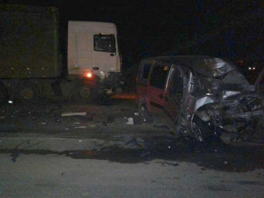 Житель Ростовской области в иномарке погиб под колесами тяжелого грузовика
