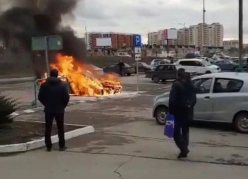 В Ростове на Северном на стоянке рядом с «Леруа Мерлен» дотла сгорел автомобиль