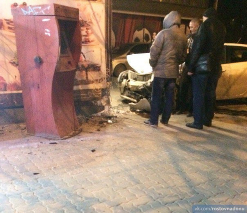В Ростове на ЦГБ иномарка врезалась в торговый ларек