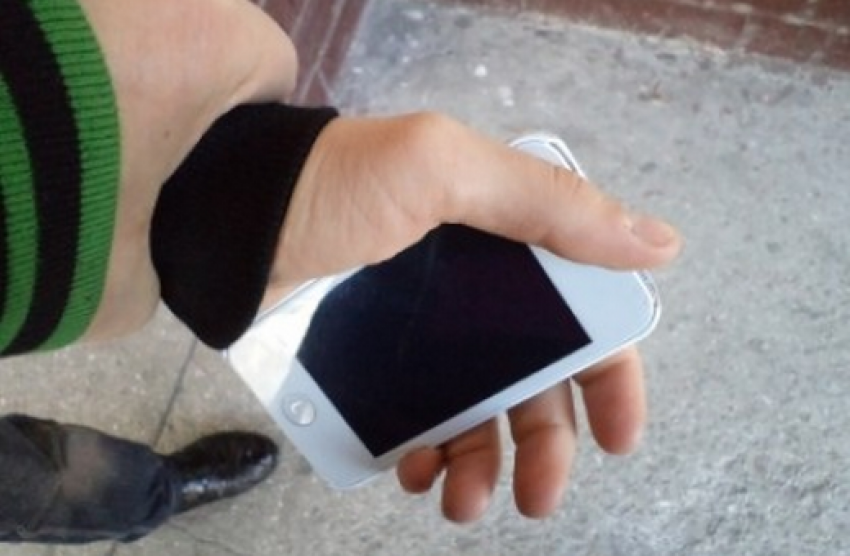 В центре Ростова грабитель украл у горожанина дорогой мобильный телефон