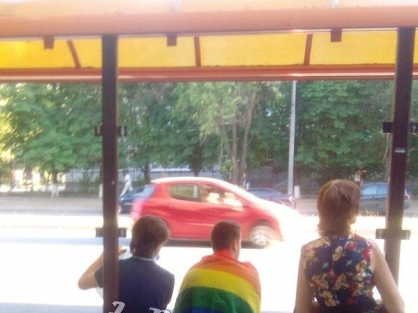 Отважных парней с флагом геев и лесбиянок чуть не «разорвали» жители Ростова