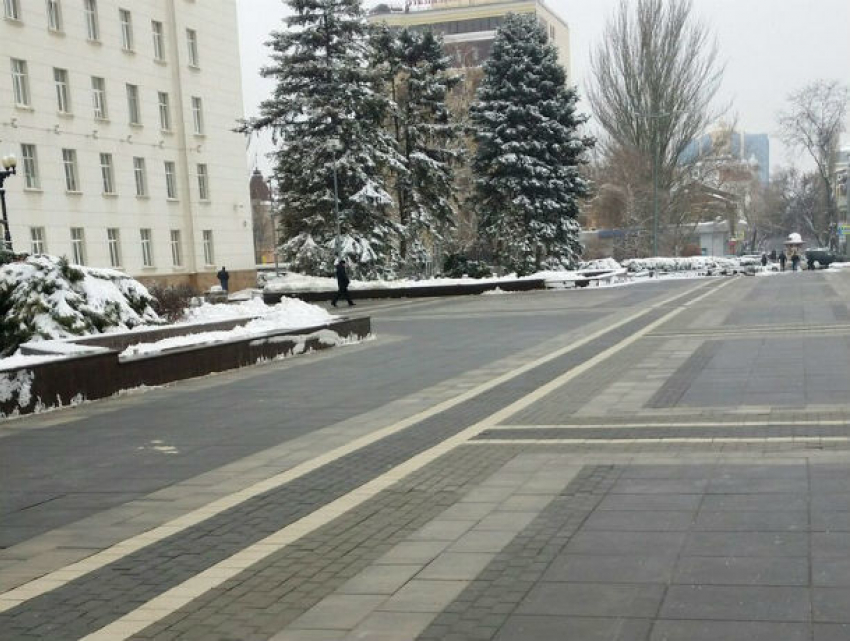 Жители оценили качество уборки снега у мэрии и на обычных улицах Ростова