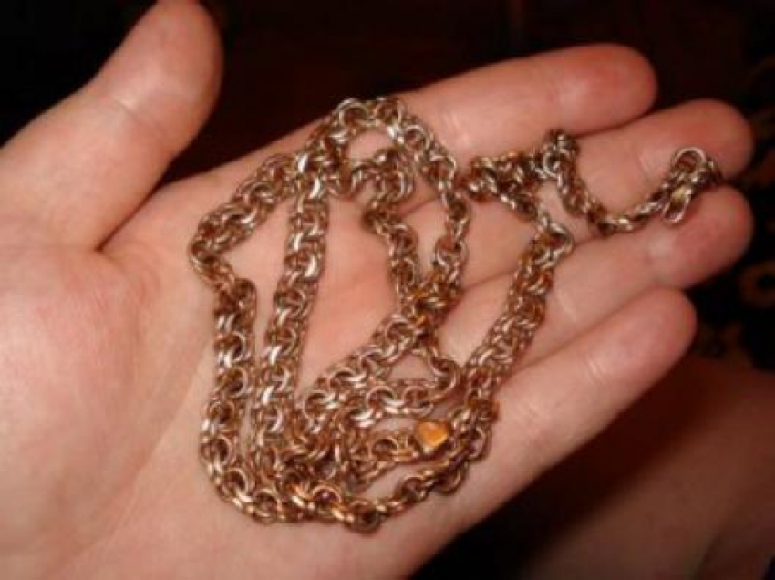 В Новочеркасске ночной  грабитель сорвал  золотую цепочку с шеи девушки 