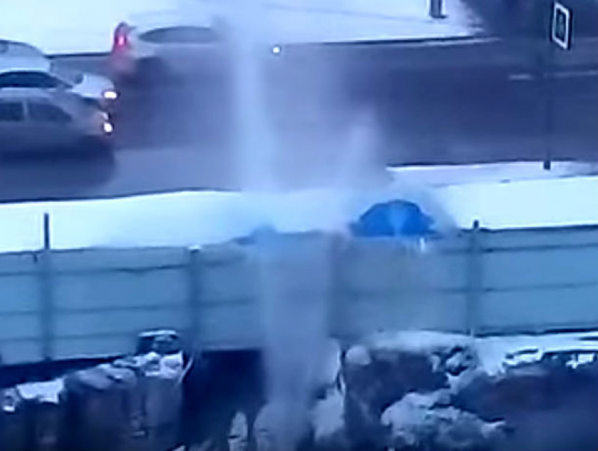 Жуткий ледяной фонтан на Ленина в Ростове попал на видео