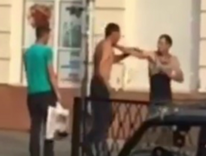Кулачная драка «щуплых» уличных бойцов рассмешила жителей Ростова и попала на видео
