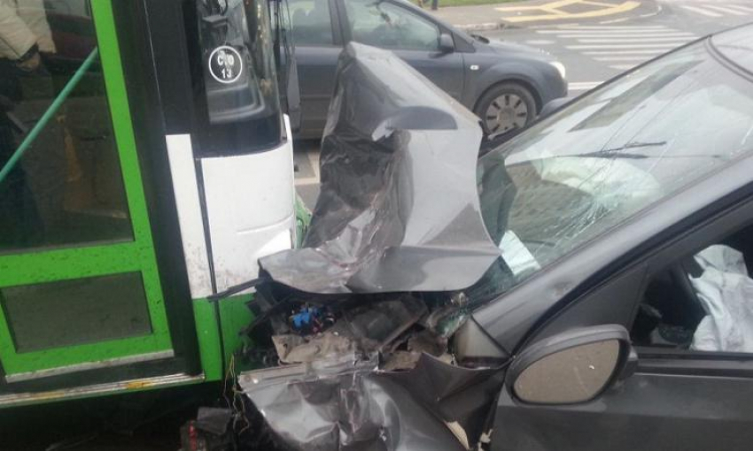 В Ростове из-за ошибки водителя пассажирского автобуса произошло серьезное ДТП