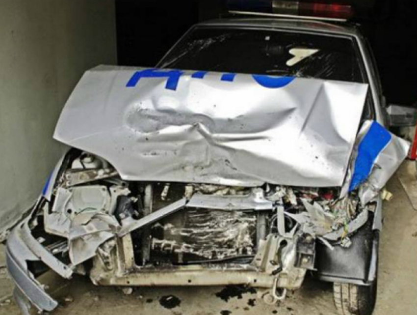 В погоне за нарушителем автомобиль ДПС разбился вдребезги на выезде из Ростова