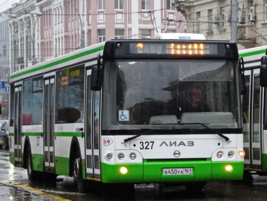 Ростовчанке надоело бегать за останавливающимися в неположенном месте автобусами