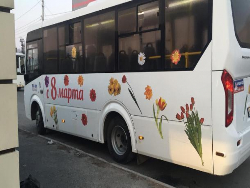 В честь 8 марта на один из маршрутов Ростова вышел праздничный автобус
