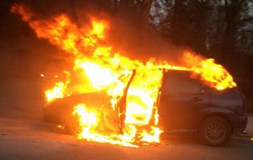 В Ростове загорелся и полностью выгорел припаркованный Ford