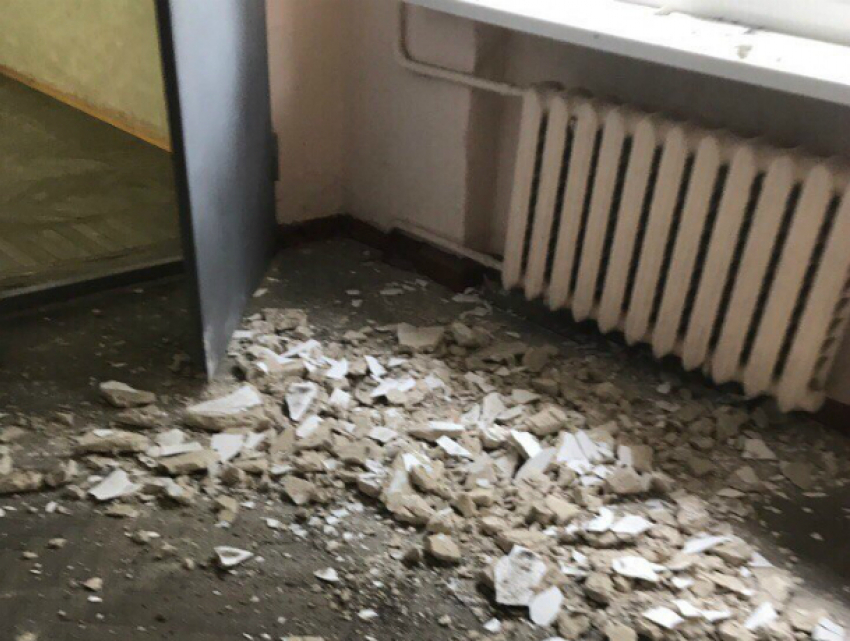 Школьный потолок с треском обрушился на головы учащимся в центре Ростова