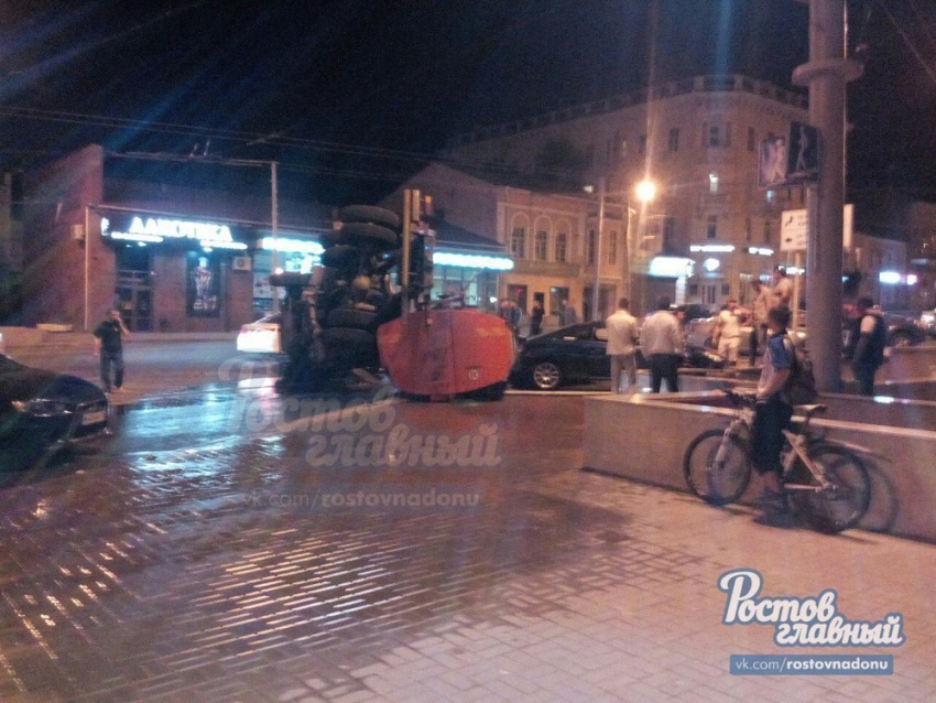 Поливальная машина перевернулась ночью в Ростове