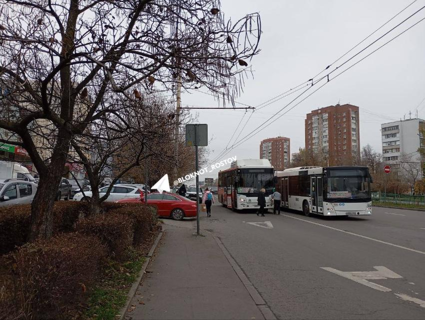 В Ростове на проспекте Космонавтов Mercedes «подрезал» автобус