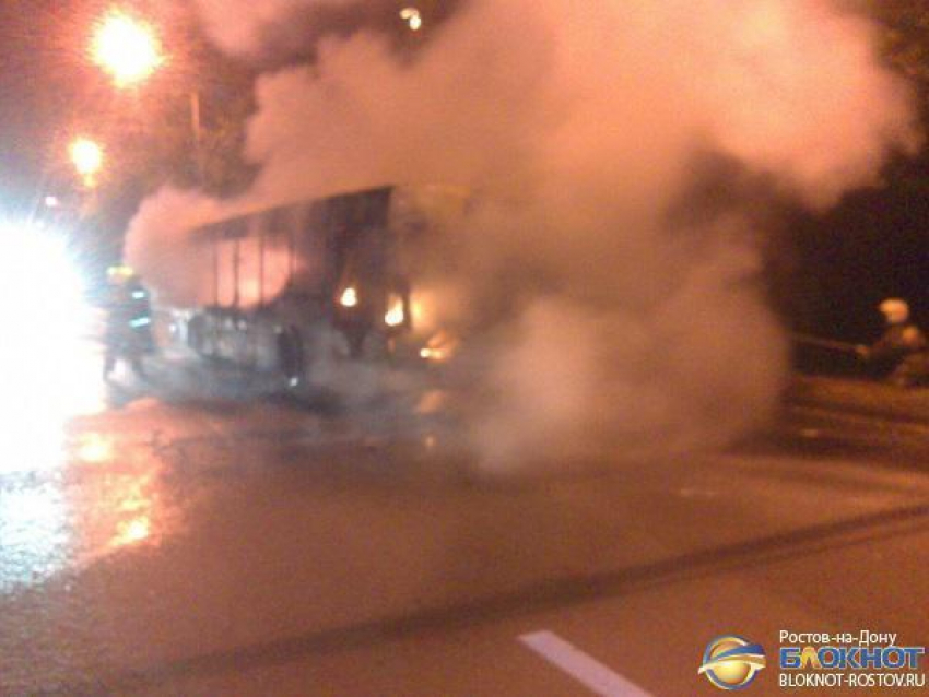 В Ростове сгорел пассажирский автобус, следовавший по маршруту № 7. Видео