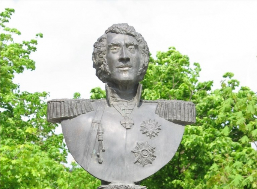 Памятник знаменитому архитектору, Францу де Воллану, спроектировавшему Новочеркасск