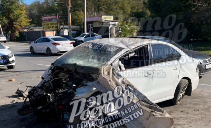 Автомобиль на скорости врезался в здание в Ростове