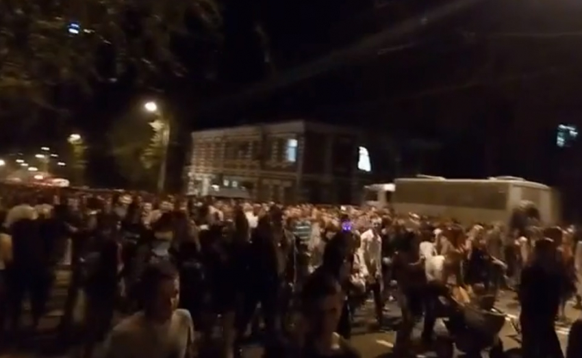 Местный житель назвал отмечающих День города на Театральной площади - зомби