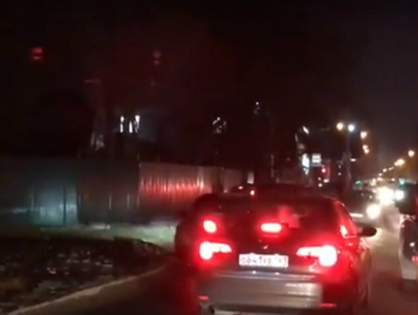 Отчаянная попытка наглых автолюбителей объехать огромную пробку по встречке в Ростове попала на видео