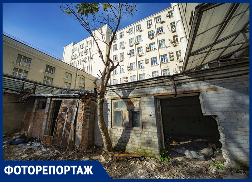Заброшки, бездомные и мусор: виды, которые открываются из здания, где сидит губернатор Ростовской области