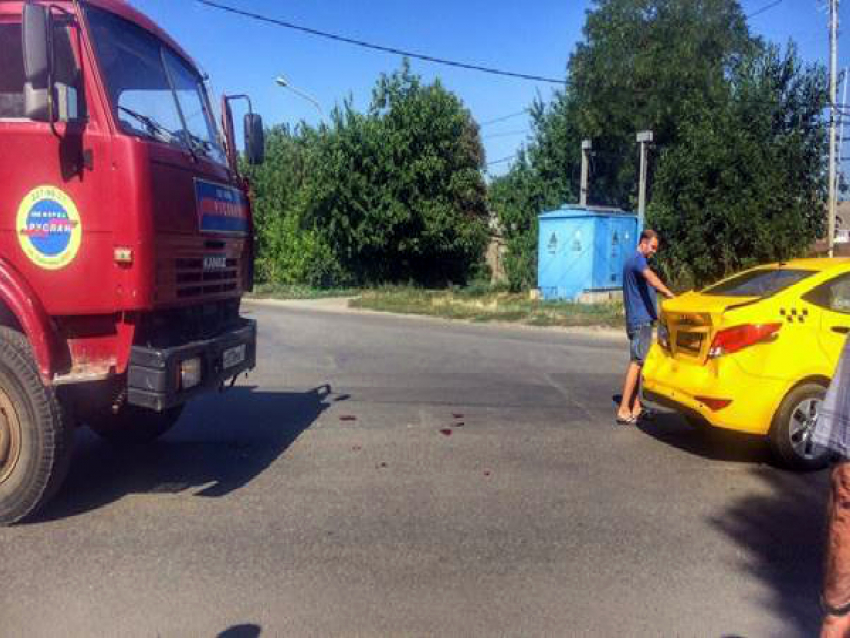 КамАЗ неосторожно догнал «Яндекс.Такси» в Ростове