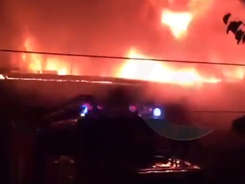 Оставивший десятки ростовчан без жилья страшный пожар в многоквартирном доме попал на видео 