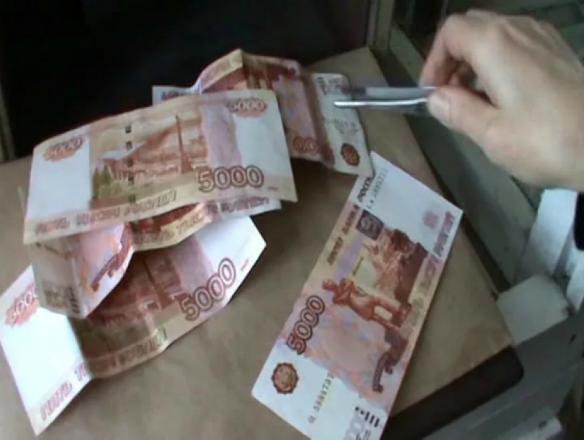 Поддельными пятитысячными купюрами рассчитывался в магазинах «художник» из Ростовской области