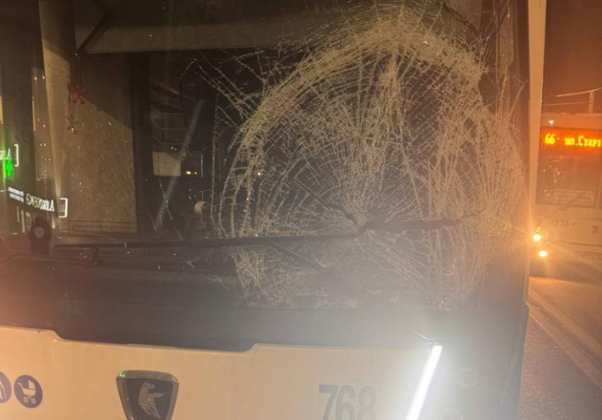 В Ростове электробус сбил 20-летнего пешехода – пострадал 73-летний пассажир 