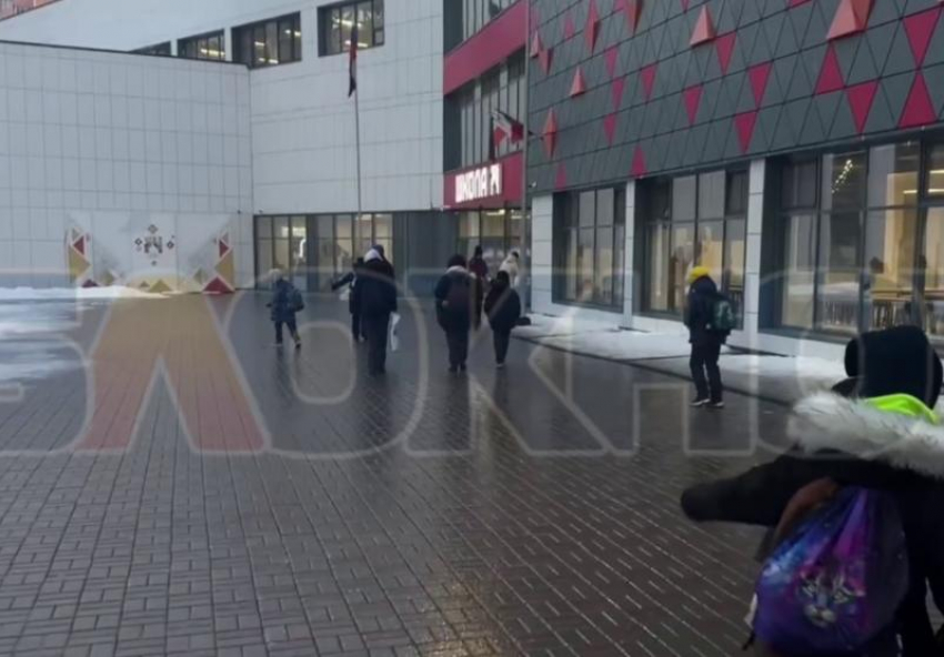 «Дорога ярости»: путь до школы №74 превратился в огромный каток