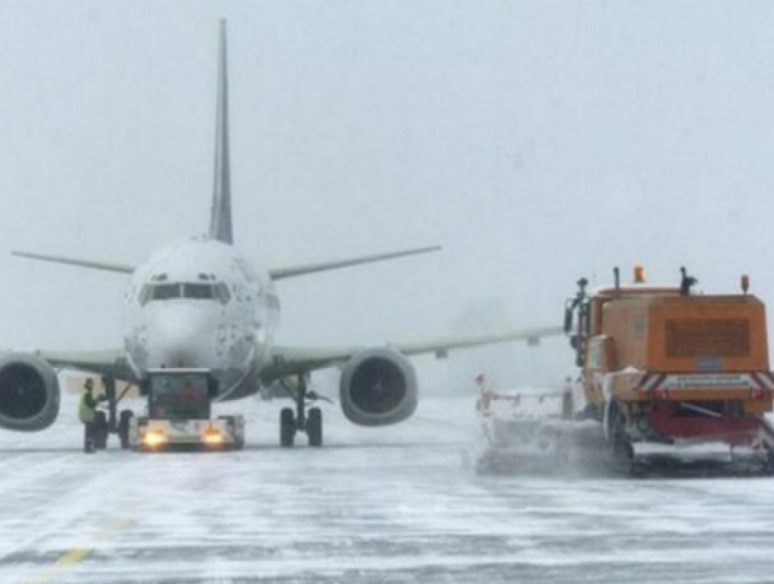 Из-за неблагоприятных метеоусловий в аэропорту Ростова задержали 15 авиарейсов