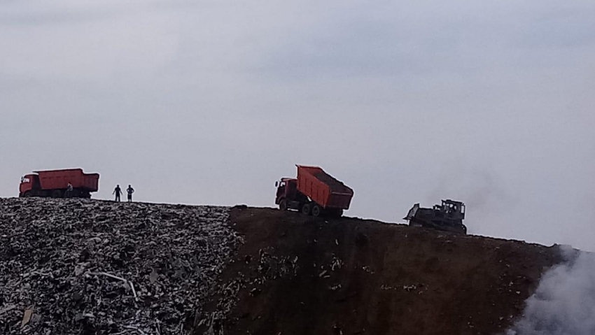 В Ростове потушили мусорный полигон на Левенцовке