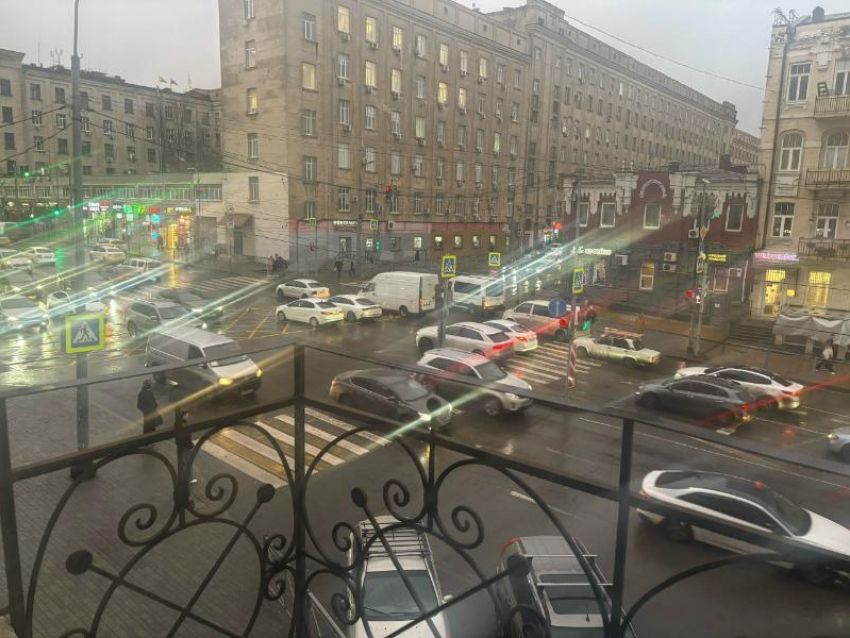 На усиленный режим перешли энергетики из-за непогоды в Ростове 