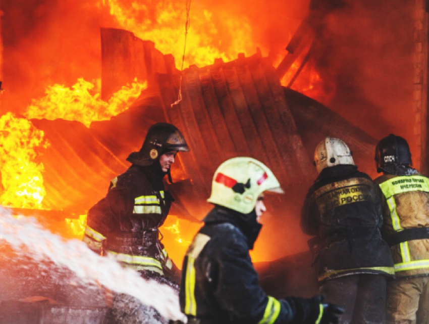 Два пожара успели потушить этой ночью в Ростове