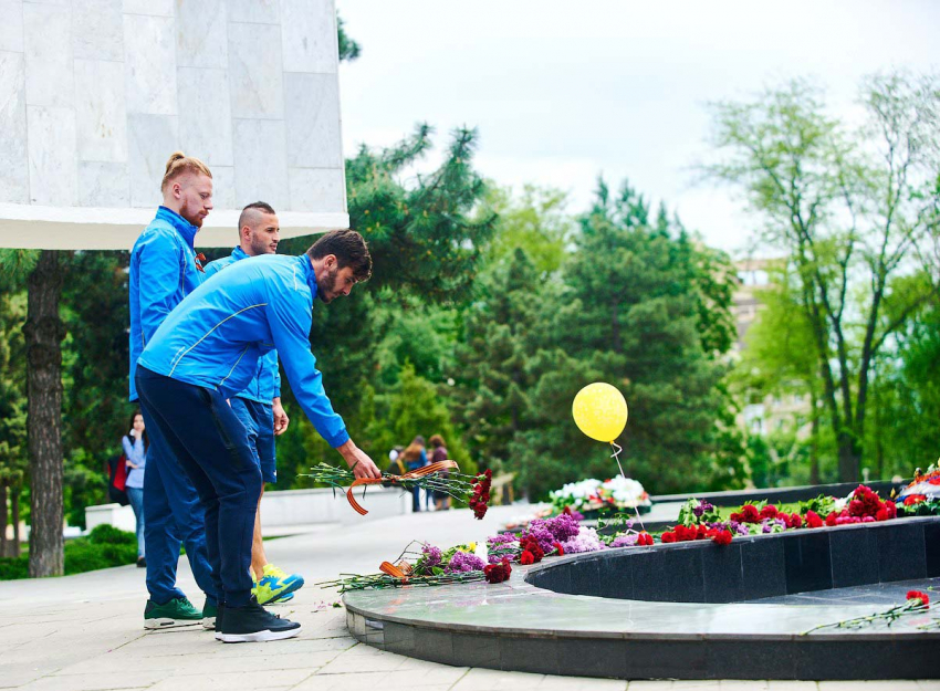 Футболисты «Ростова» почтили память павших солдат и поздравили ветеранов клипом