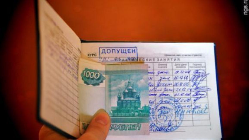 Преподаватель ростовского техникума подозревается в получении взятки