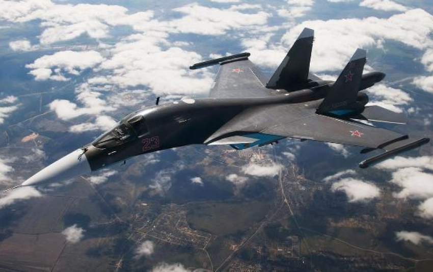 Летчики на бомбардировщиках Су-34 отрабатывают свои навыки в ростовском небе 